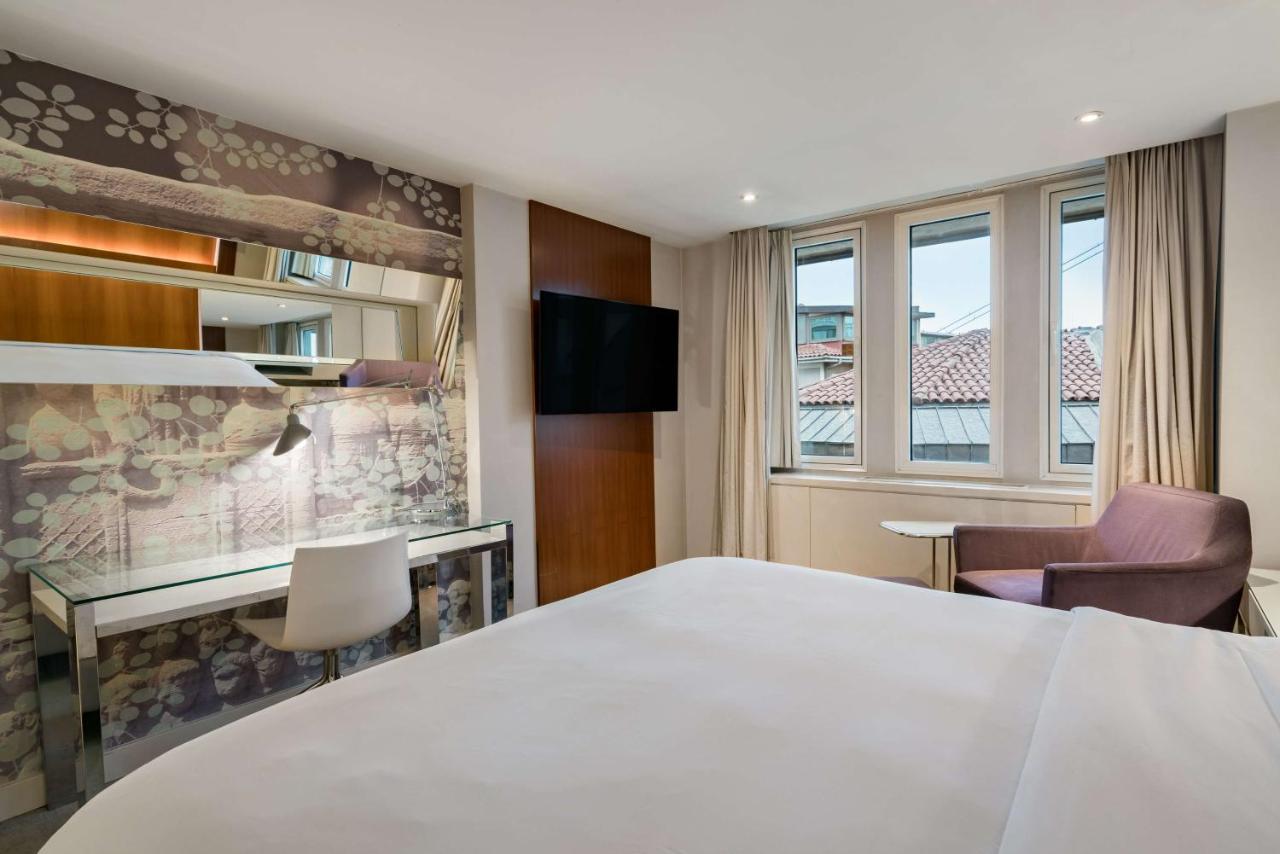 Radisson Blu Bosphorus Hotel Istanbul Bagian luar foto A room at the hotel