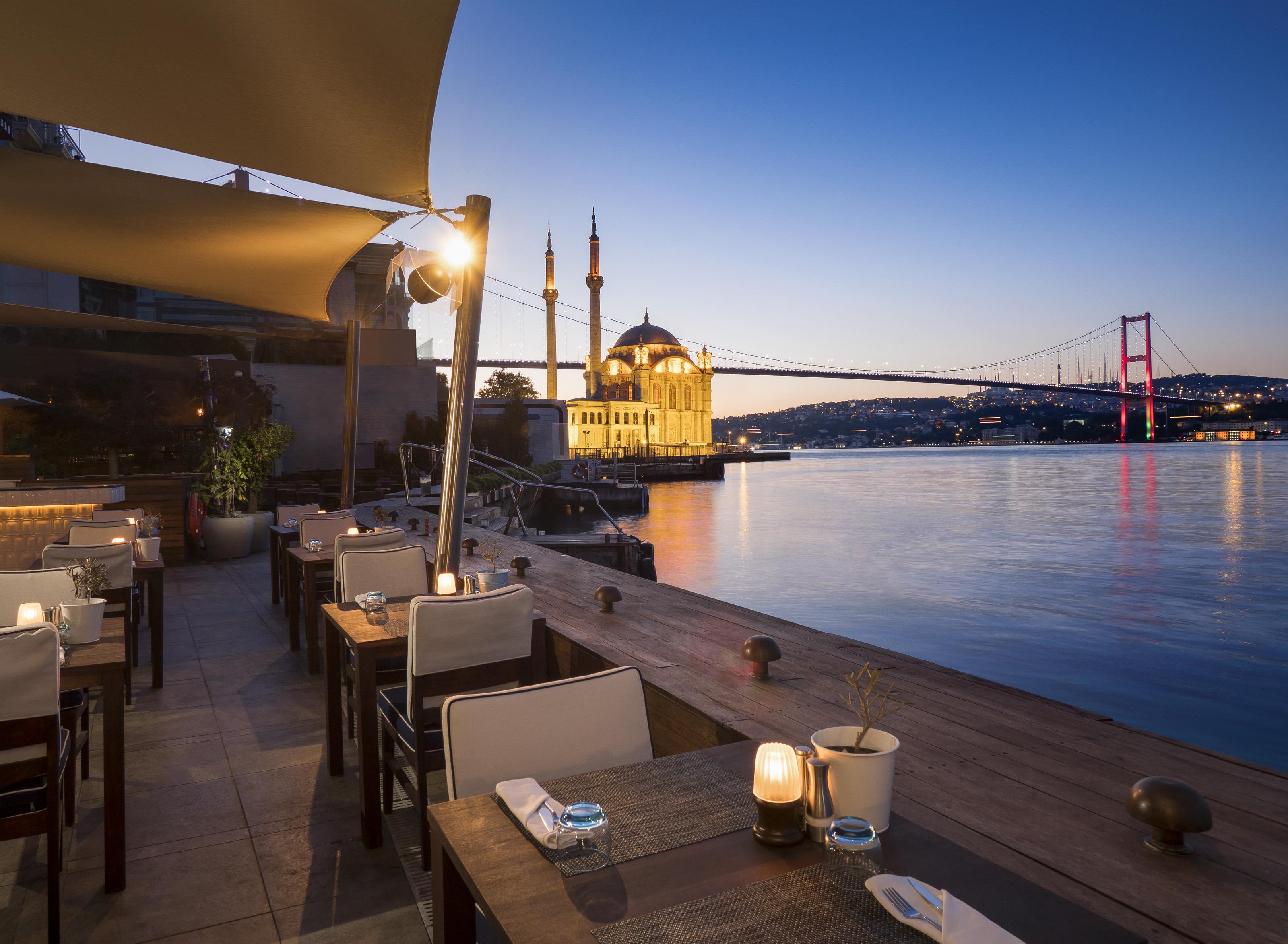 Radisson Blu Bosphorus Hotel Istanbul Bagian luar foto The view of the Bosphorus from the restaurant