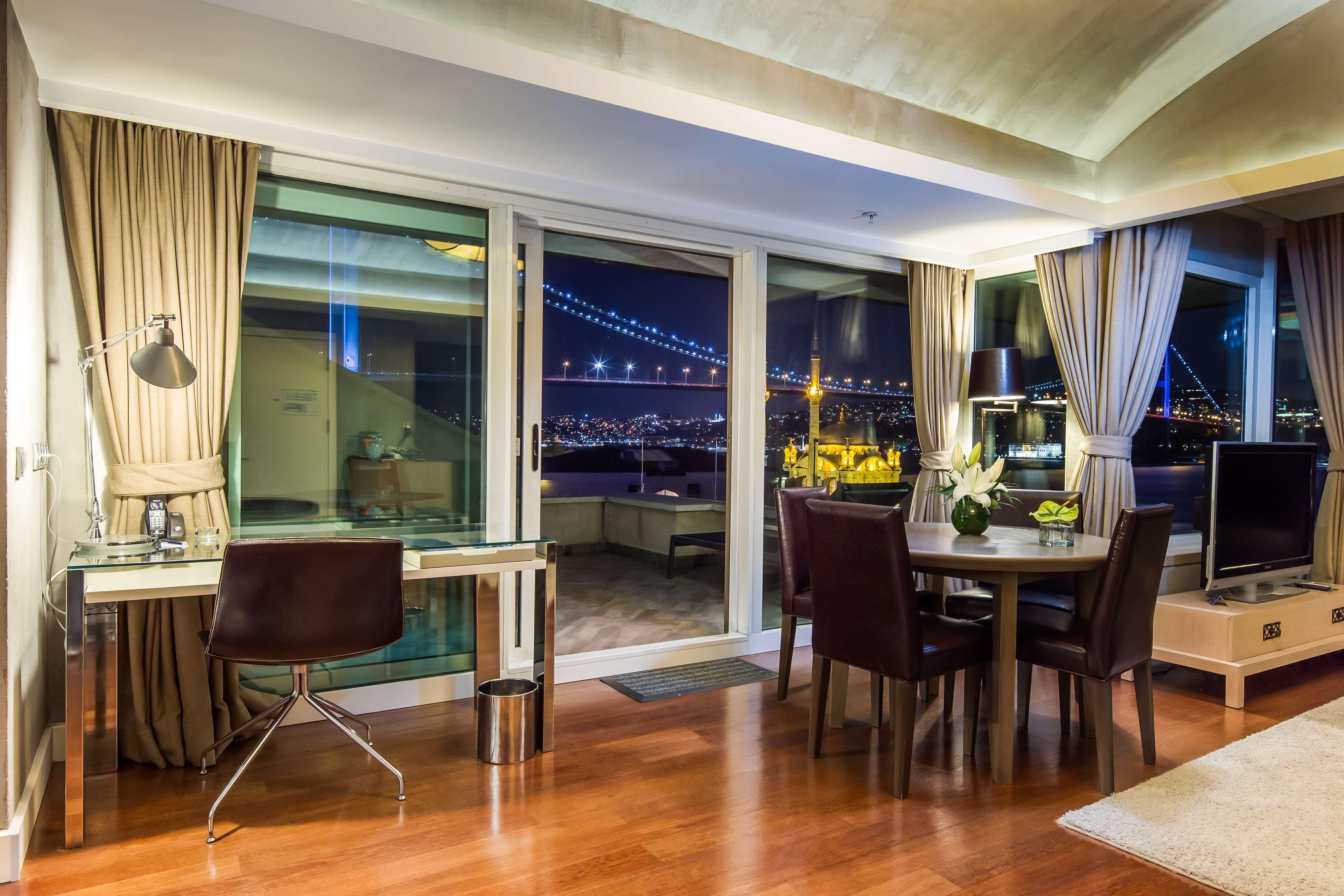 Radisson Blu Bosphorus Hotel Istanbul Bagian luar foto Interior of a suite at the Mandarin Oriental, New York