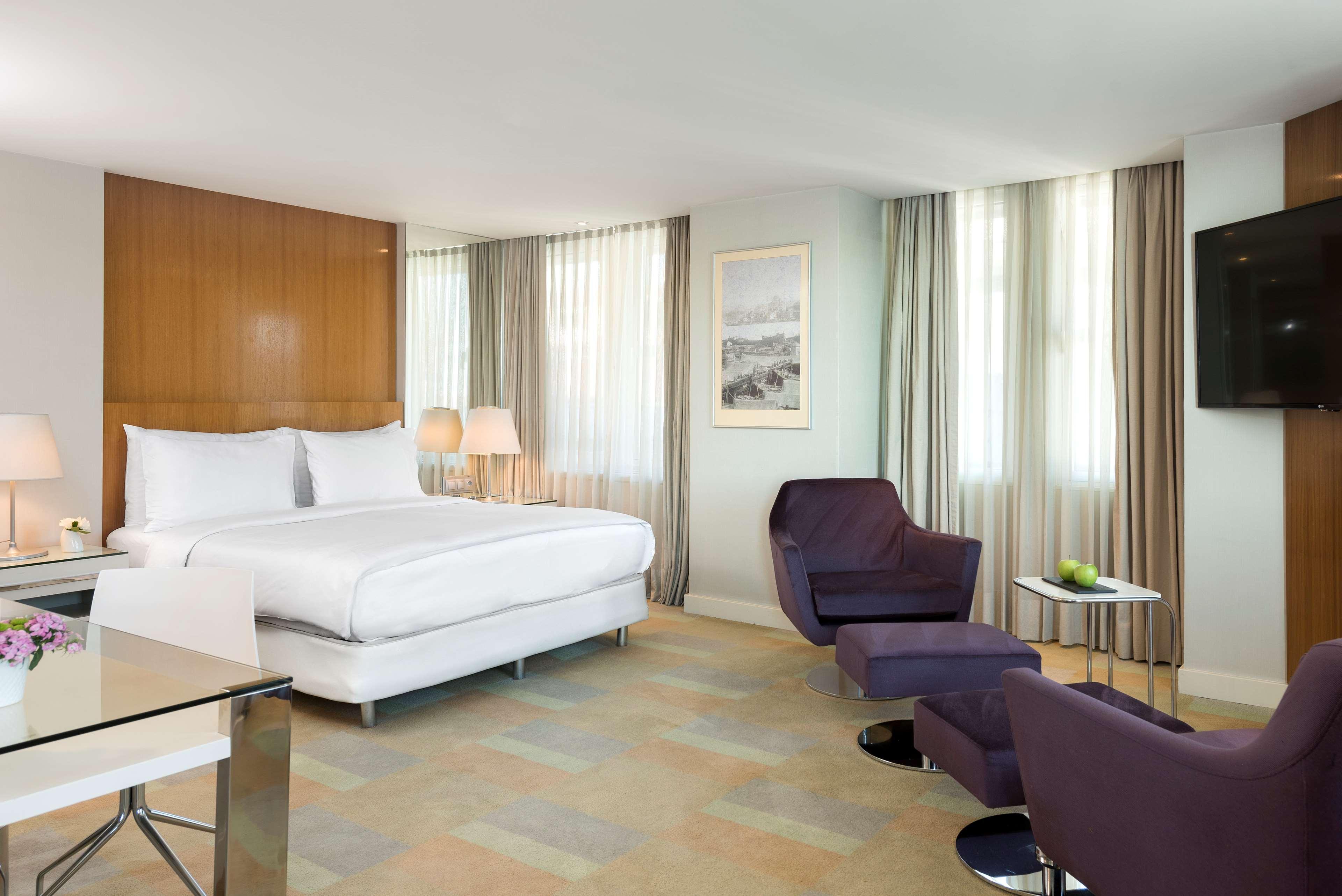 Radisson Blu Bosphorus Hotel Istanbul Bagian luar foto A suite at the Hotel Brussels