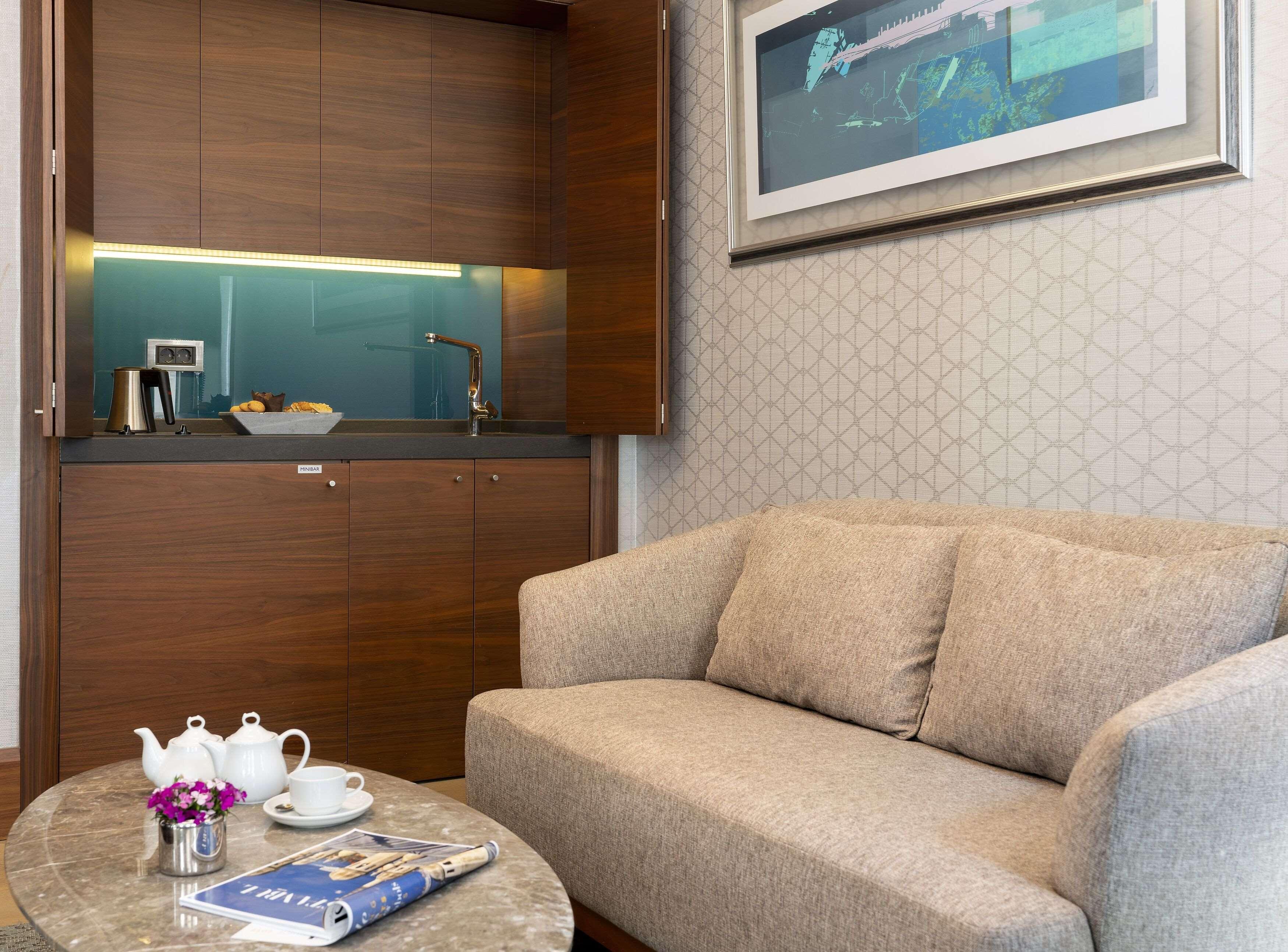 Radisson Blu Bosphorus Hotel Istanbul Bagian luar foto A living room in a suite at the hotel