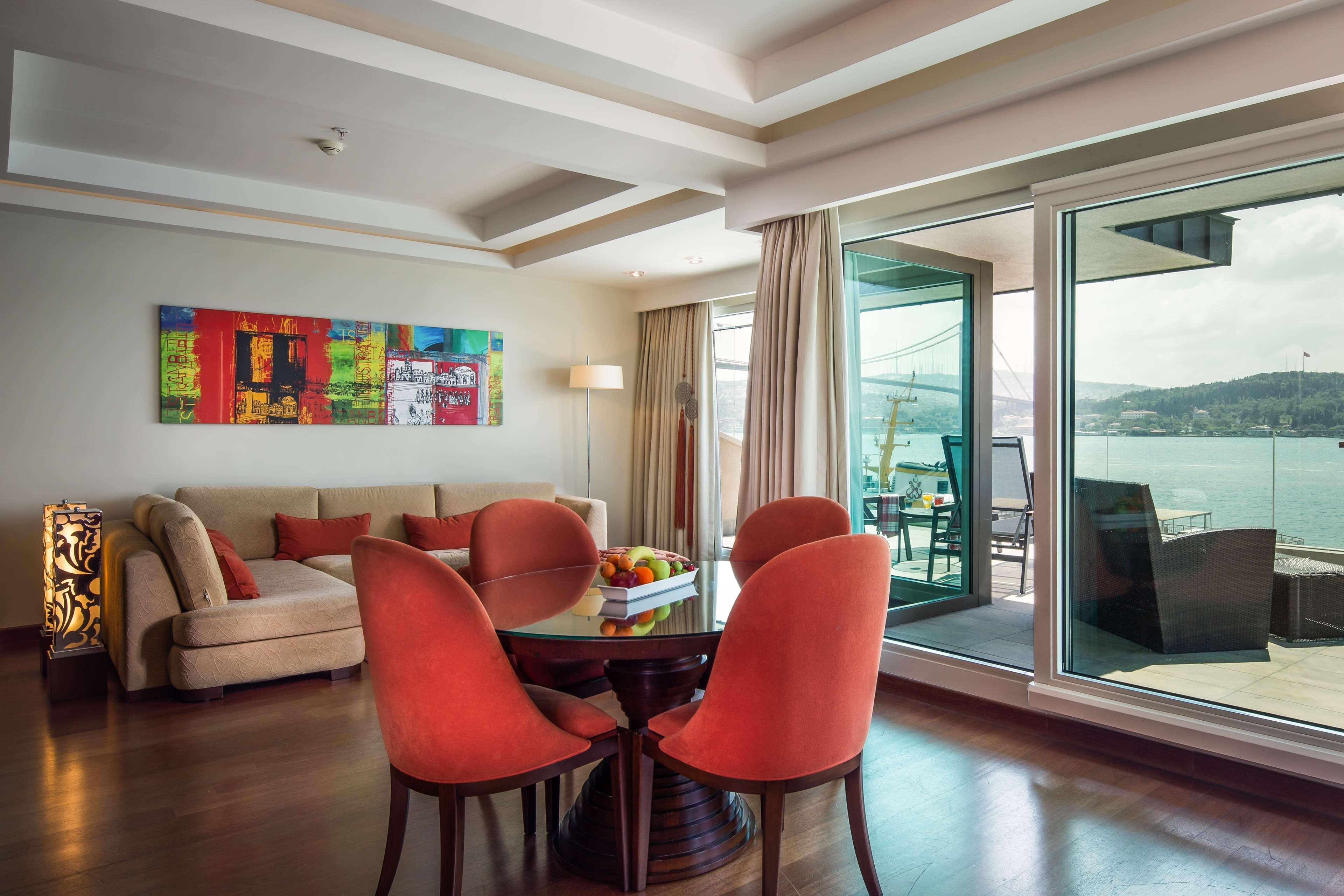 Radisson Blu Bosphorus Hotel Istanbul Bagian luar foto A suite at the hotel