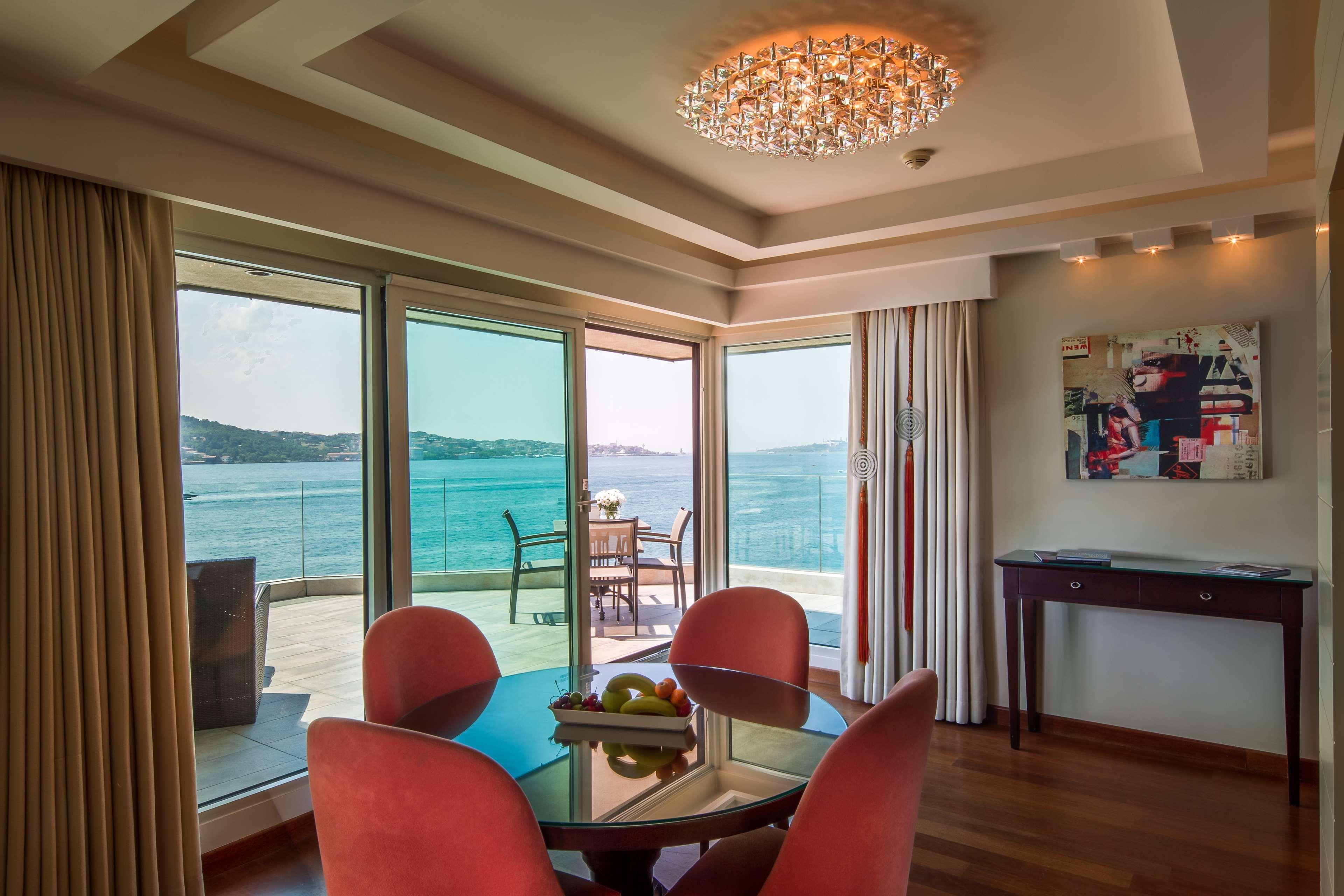 Radisson Blu Bosphorus Hotel Istanbul Bagian luar foto A suite at the hotel