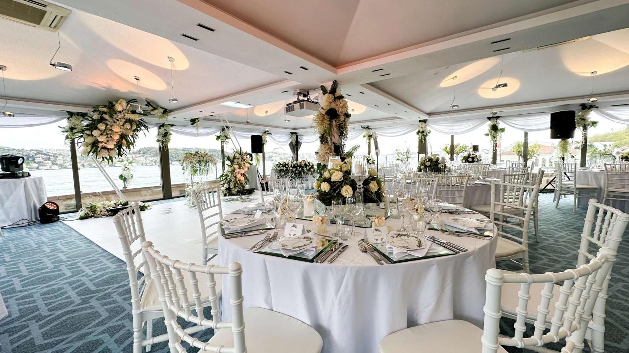 Radisson Blu Bosphorus Hotel Istanbul Bagian luar foto The River Room