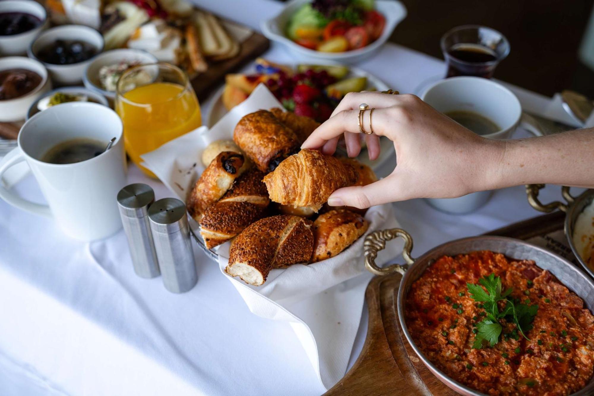 Radisson Blu Bosphorus Hotel Istanbul Bagian luar foto Turkish breakfast