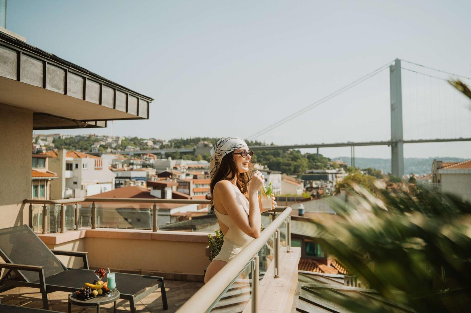 Radisson Blu Bosphorus Hotel Istanbul Bagian luar foto A woman on a balcony