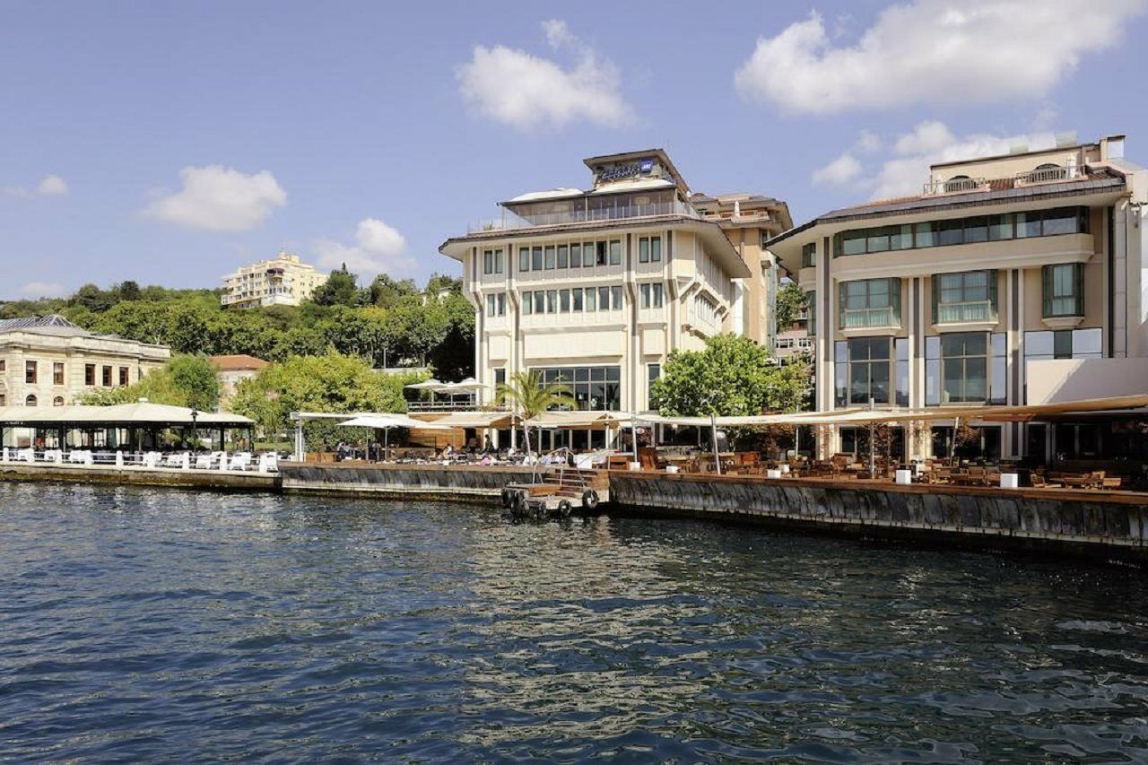 Radisson Blu Bosphorus Hotel Istanbul Bagian luar foto The Four Seasons Hotel in Istanbul